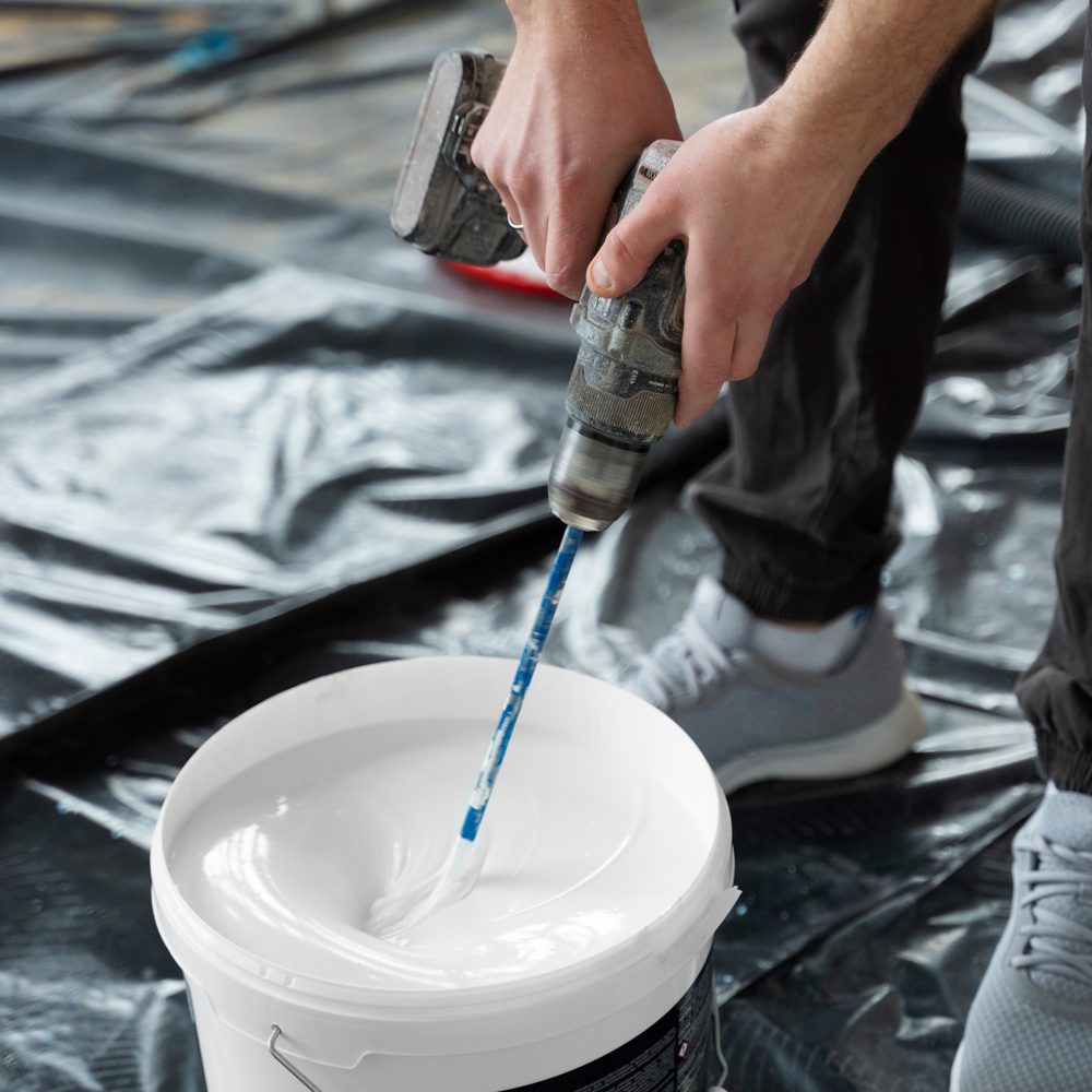 hands-mixing-paing-with-drillr